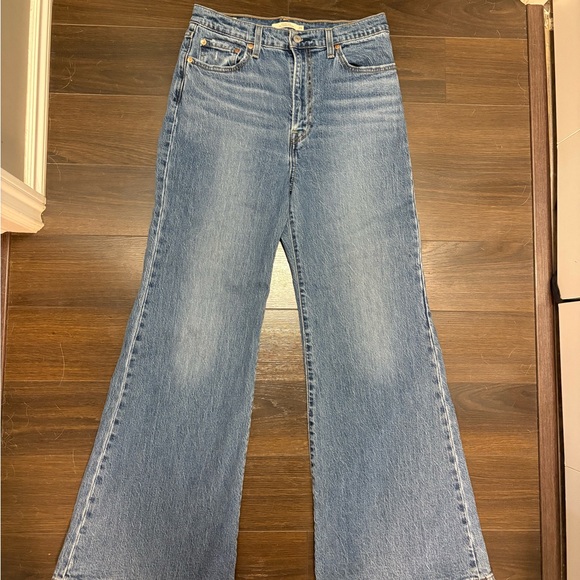 High-Rise Levi’s Ribcage Bells 👖 - Picture 2 of 6